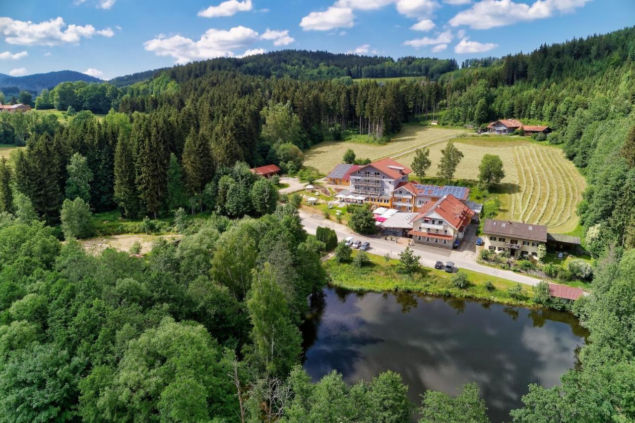 Wellnesshotel Deine Auszeit, Adults Only Achslach Exterior foto